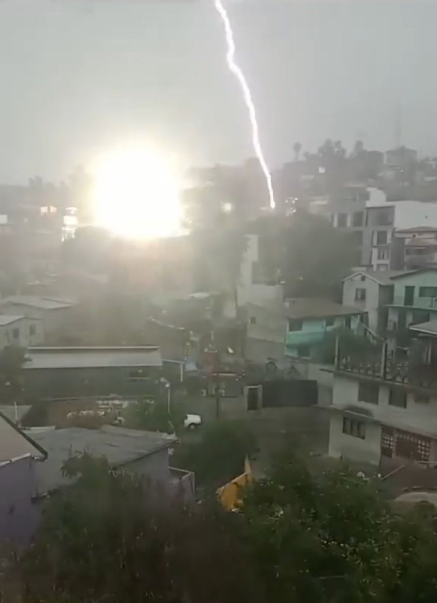 #Tijuana ⚡ Captan caída de rayo en la Colonia Monte de San Antonio justo atrás del Canal 12. 📹:alexrodriguez241215