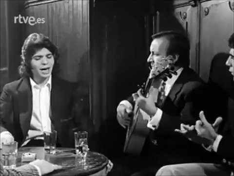 Hoy #16Noviembre, es el Día Internacional del Flamenco. Buen día para que revises esta joya documental del cante jondo, la serie 'Rito y geografía del cante'. Por aquí pasaron todos los de la época (1971-1973) --> #FelizJueves #BuenosDías