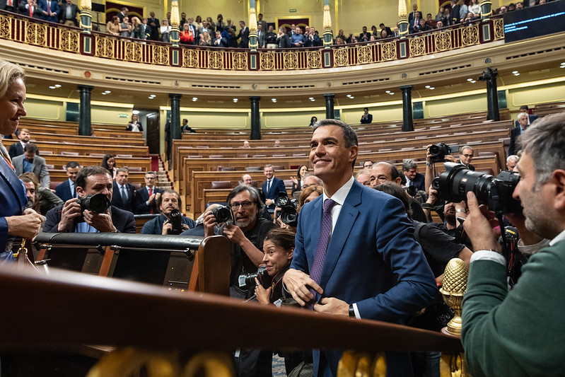 Porque la democracia siempre prevalecerá frente al ruido y la oscuridad, y hoy se ha vuelto a demostrar. Seguiremos construyendo un país mejor basado en la igualdad y la justicia social con un nuevo gobierno progresista. Hoy podemos decir con orgullo que Pedro Sánchez es #ElPresidente de todas y todos los españoles. #LaInvestidura #SiempreAdelante 🌹