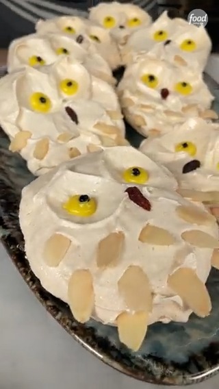 Hedwig Meringues are so good they'll ~fly~ off the plate ✨ The Official Harry Potter Cookbook is now available from Scholastic: (We may make 💰 from these links!) Get the recipe inspired by Harry Potter’s faithful owl: