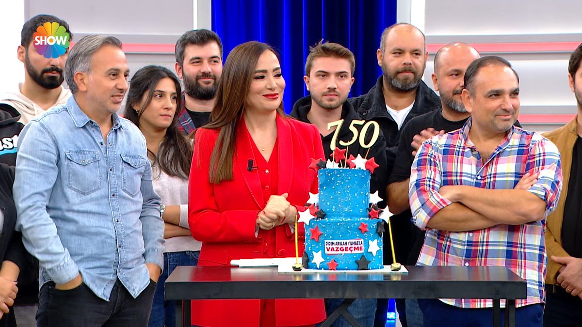 #DidemArslanYılmazlaVazgeçme ekibi 750. bölümü pasta keserek kutladı🎉 👏🏻 Didem Arslan Yılmaz’la Didem Arslan Yılmaz