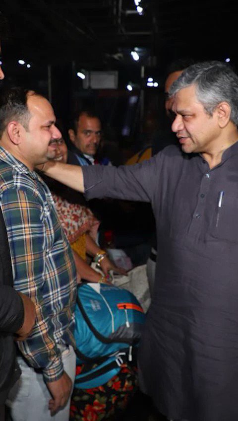 छठ पर्व में घर जाने वाले यात्रियों के लिए स्टेशन पर व्यवस्था देखी। आज, अभी तक, 1 लाख लोगों को ट्रेन के माध्यम से Delhi area से बिहार, झारखंड और eastern region के लिए रवाना किया जा चुका है। सभी को छठ महापर्व की ढेरों शुभकामनाएं।