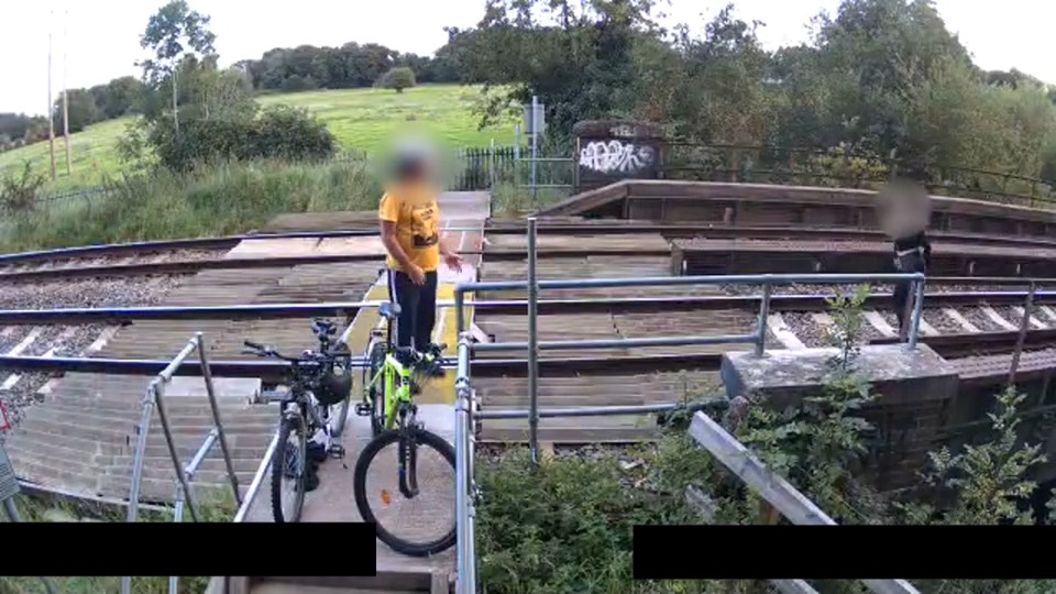 📹 This shocking footage shows two cyclists taking photos on a stretch of the railway where 130 trains a day pass through at up to 100mph. 😰 ➡️ #Safety