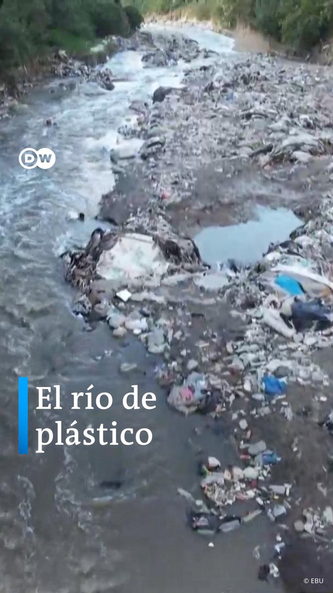 Un solo río de Guatemala alberga el 3 % de la contaminación mundial de plástico El río Motagua está cubierto de #plástico. Los habitantes tiran la basura directamente al río o a vertederos ilegales. El resultado es nefasto para el #medioambiente; sus aguas llenas de químicos no pueden usarse para la agricultura. El norte de la capital del país pasó de tener colinas verdes con naranjos, mangos y plataneras a todo un paisaje cargado de montañas de basura plástica. Una barrera flotante intenta frenar que los residuos acaben en el mar, pronto deberán instalar dos más.