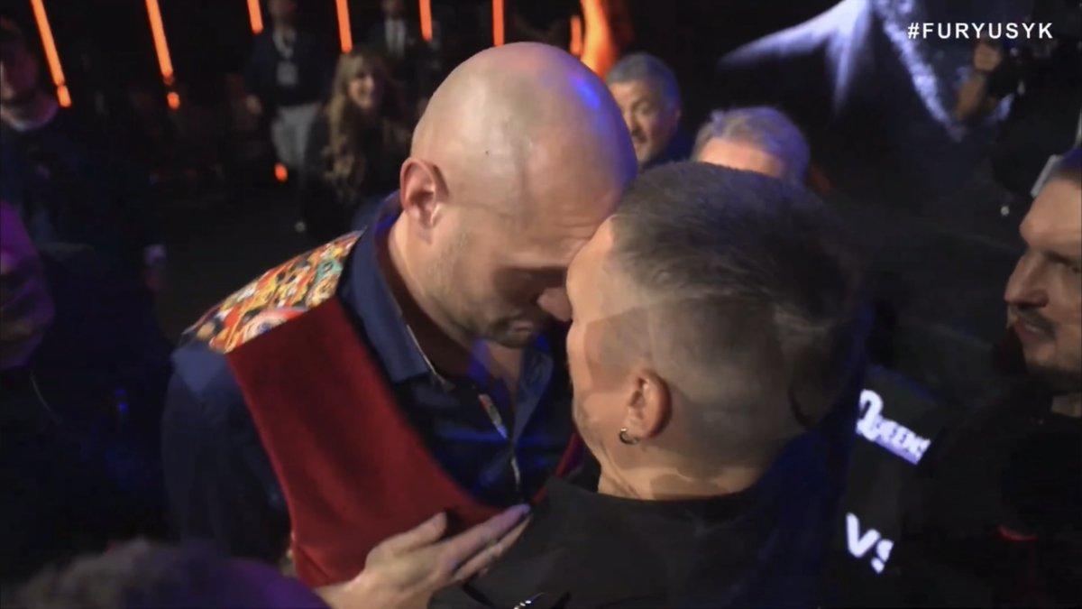 ‼️ Tyson Fury vs Oleksandr Usyk AGGRESSIVE FIRST FACE-OFF as Fury sticks his head on Usyk ahead of their undisputed fight on Feb 17th… [🎥 Queensberry Promotions]