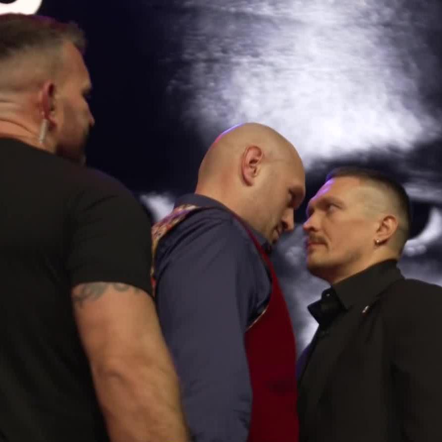 𝐔𝐍𝐃𝐈𝐒𝐏𝐔𝐓𝐄𝐃 𝐅𝐀𝐂𝐄 𝐎𝐅𝐅 ft Sylvester Stallone TYSON FURY &amp; Oleksandr Usyk lock eyes 😤 #FuryUsyk | #RingOfFire | #RiyadhSeason | TURKI ALALSHIKH