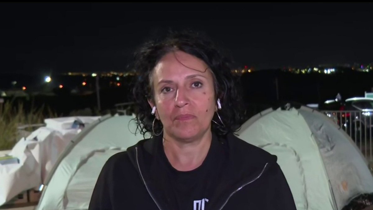 La mère d'une otage du Hamas piégée par Al Jazeera "J'ai été agressée par le présentateur et sans me le dire ils ont fait venir un responsable du Hamas pour m'obliger à dire des choses contre mon gouvernement" Merav Leshem Gonen, mère de Romi