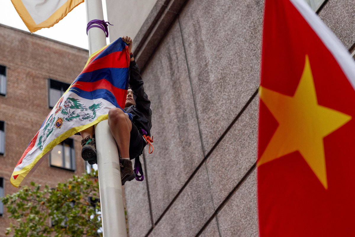 “中国经济是在种族灭绝上建立的,西藏将会自由”,“自由西藏学生运动”组织的次拉佐桑对美国之音说。11月15日傍晚,在习近平与美国商界领袖共进晚宴的凯悦酒店外,她身披藏人的雪山狮子旗,爬上了酒店前的旗杆。当天,大量抗议者聚集在酒店外,亲北京的欢迎群体与他们互比声势。