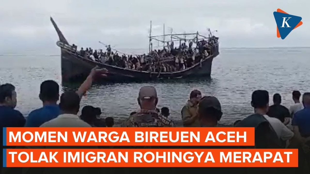 Satu kapal kayu yang ditumpangi oleh sekitar 200 orang imigran Rohingya mencoba memasuki kawasan perairan Desa Pulo Pineung Meunasah Dua, Kecamatan Jangka, Kabupaten Bireuen, Aceh, Kamis (16/11) dini hari. ~J #ImigranRohingya #BireuenAceh #PengungsiRohingya #JernihkanHarapan