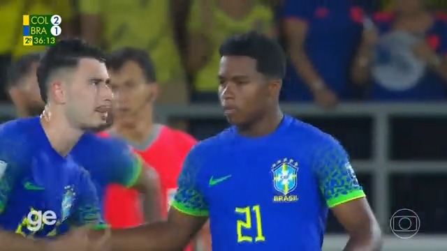 Endrick, 17 anos e sendo queimado pelo treinador da seleção que esperou tomar a virada para colocar em campo