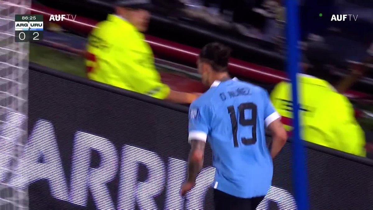 ¡UN GOL PARA LA HISTORIA! 🤩🇺🇾 👉 Darwin Núñez no falló en el mano a mano contra Dibu Martínez y Uruguay está ganando 2-0 en Argentina. 🎙 Rodrigo Romano - BUYSAN - Sole Sejas * Disponible sólo en Uruguay 🇺🇾 #EliminatoriasEnDSPORTS