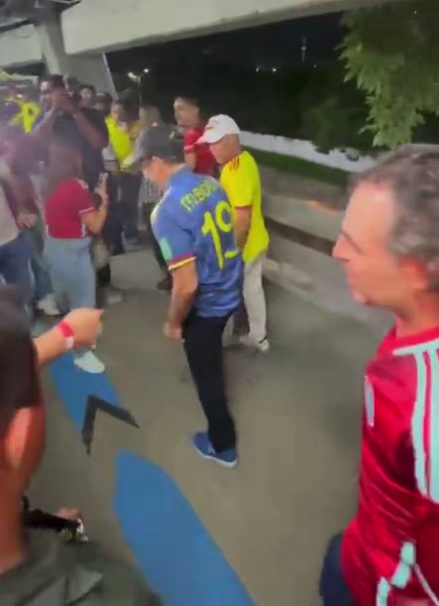 Los que se abudinearon el país celebran muestras de odio contra una menor de edad, la hija del presidente. Tras de ladrones, cobardes y ruines.