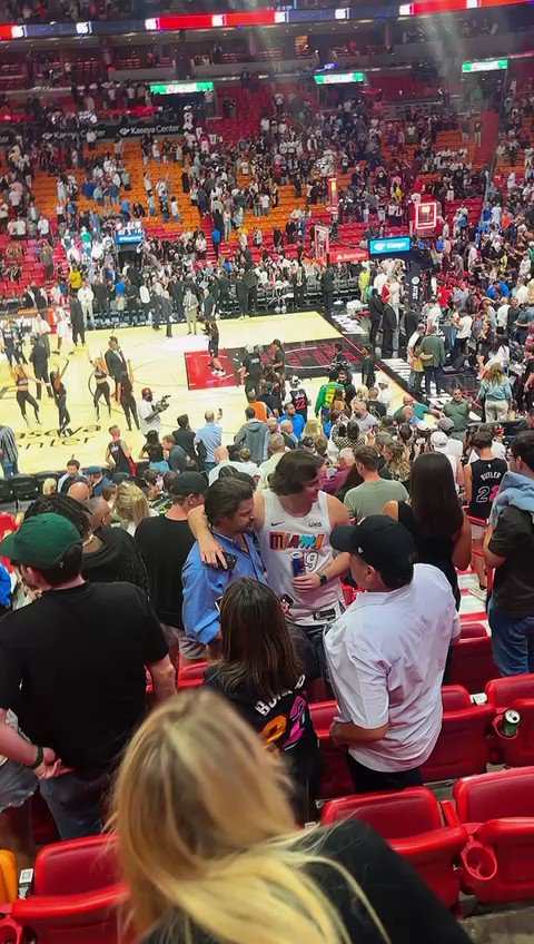 MANO!!! O JIMMY BUTLER DANDO A CAMISA DELE PRO JON VLOGS APÓS O FIM DA PARTIDA QUE ISSO 😳😳😳😳