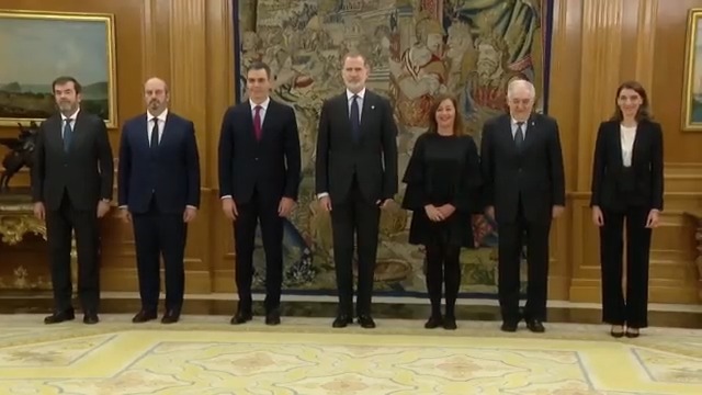 Prometo, por mi conciencia y honor, cumplir fielmente con las obligaciones del cargo de presidente del Gobierno, con lealtad al Rey, y guardar y hacer guardar la Constitución como norma fundamental del Estado, así como mantener el secreto de las deliberaciones del Consejo de Ministros y Ministras.