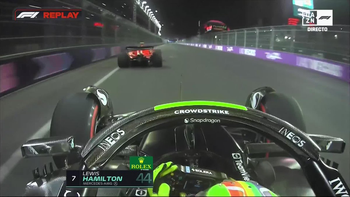 ¡Uff! 🥵 El momento en el que Hamilton se encontró con Carlos Sainz en pista #LasVegasDAZNF1 🇺🇸