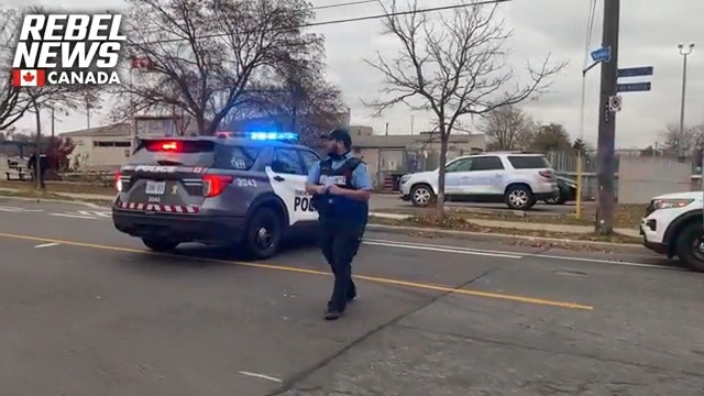 BREAKING: Massive police presence at a Jewish school in Toronto after somebody called in a bomb threat. 🇨🇦🇮🇱