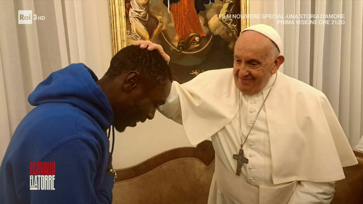 Oggi Mbengue Nybilo Crepin detto Pato è stato ricevuto da Papa Francesco in Vaticano. Accogliere e abbracciare un richiedente asilo arrivato dal mare è oggi il più importante gesto politico che si possa fare Guarda #ilcavalloelatorre: