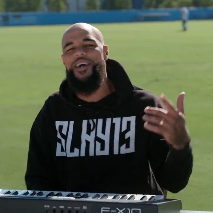 This is pretty great, turns out #Chargers Keenan Allen is both a 10,000 yards NFL wide receiver AND a talented pianist and singer. 👏 (🎥 Cabbie Richards, Los Angeles Chargers)