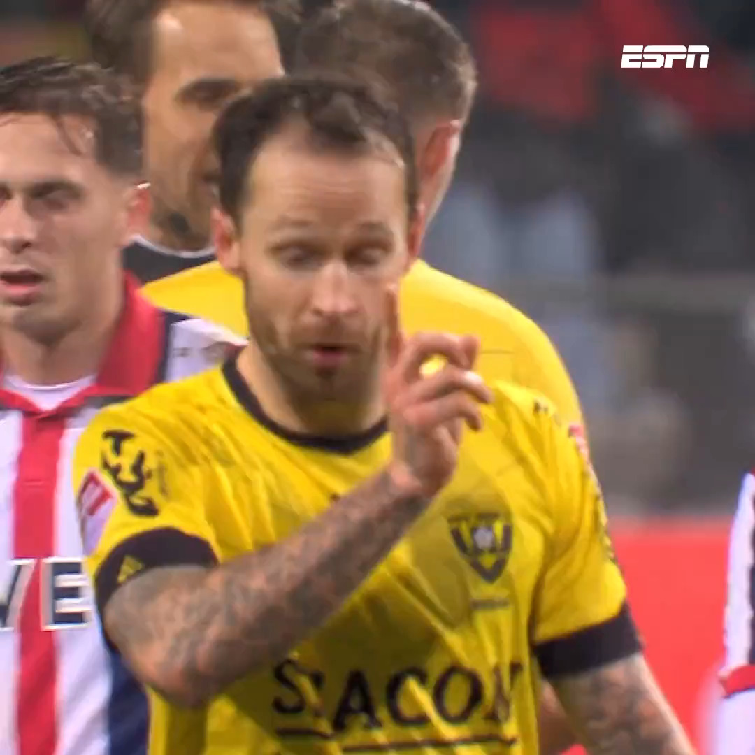 Direct rood voor Robert Klaasen na een snoeiharde tackle ๐ฅ๐ณ #vvvwil