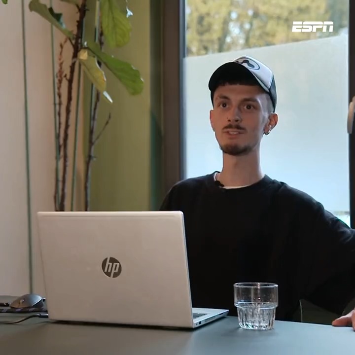 📲 Martijn Bastianen is de man achter het grootste fan account van San Marino San Marino fan account 🇸🇲 "Al zou ik een uitvaart hebben, zou ik nog steeds naar San Marino kijken"