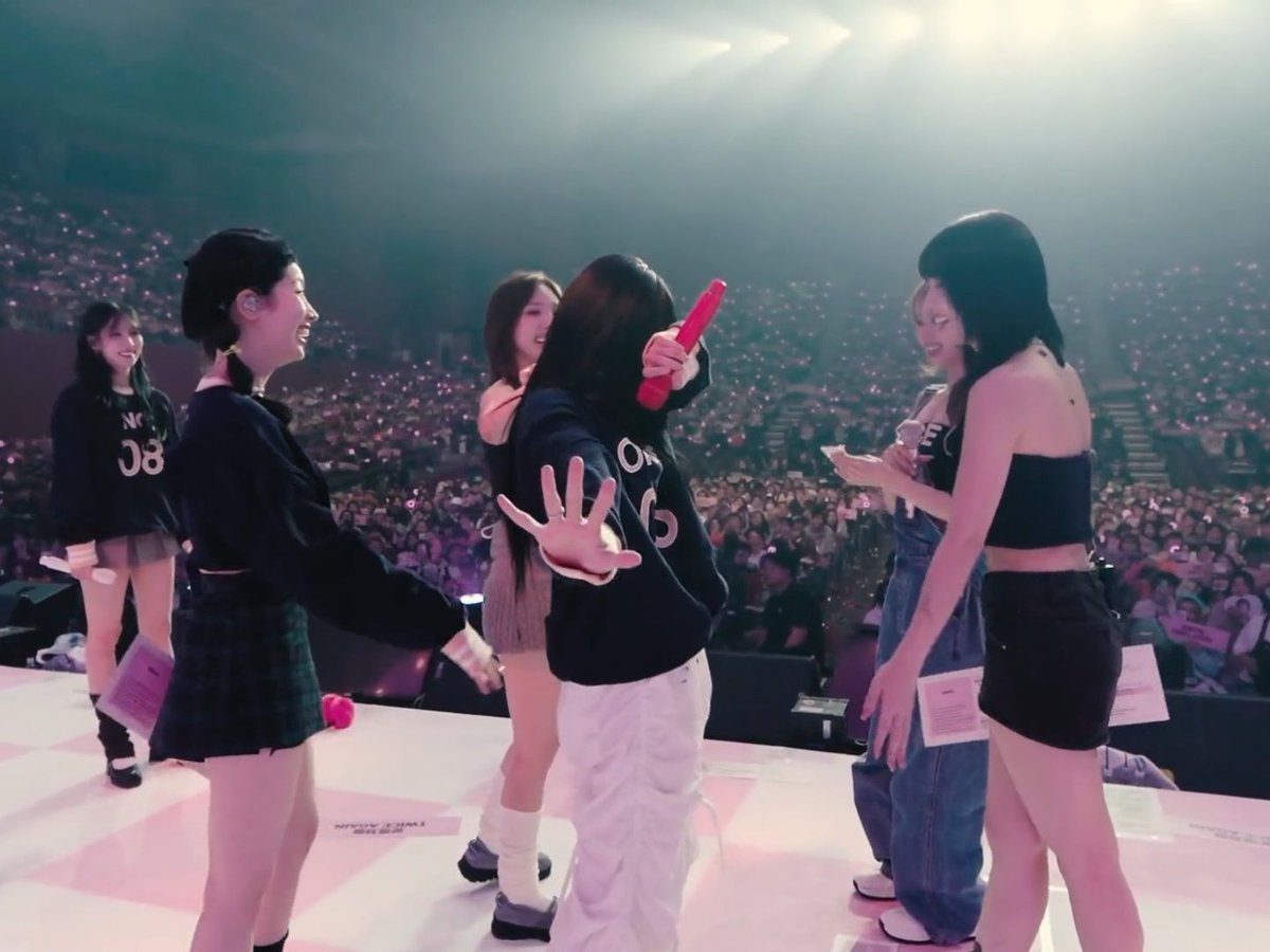 Chaeyoung going "NO!" and hiding her crying face from the camera 🥺