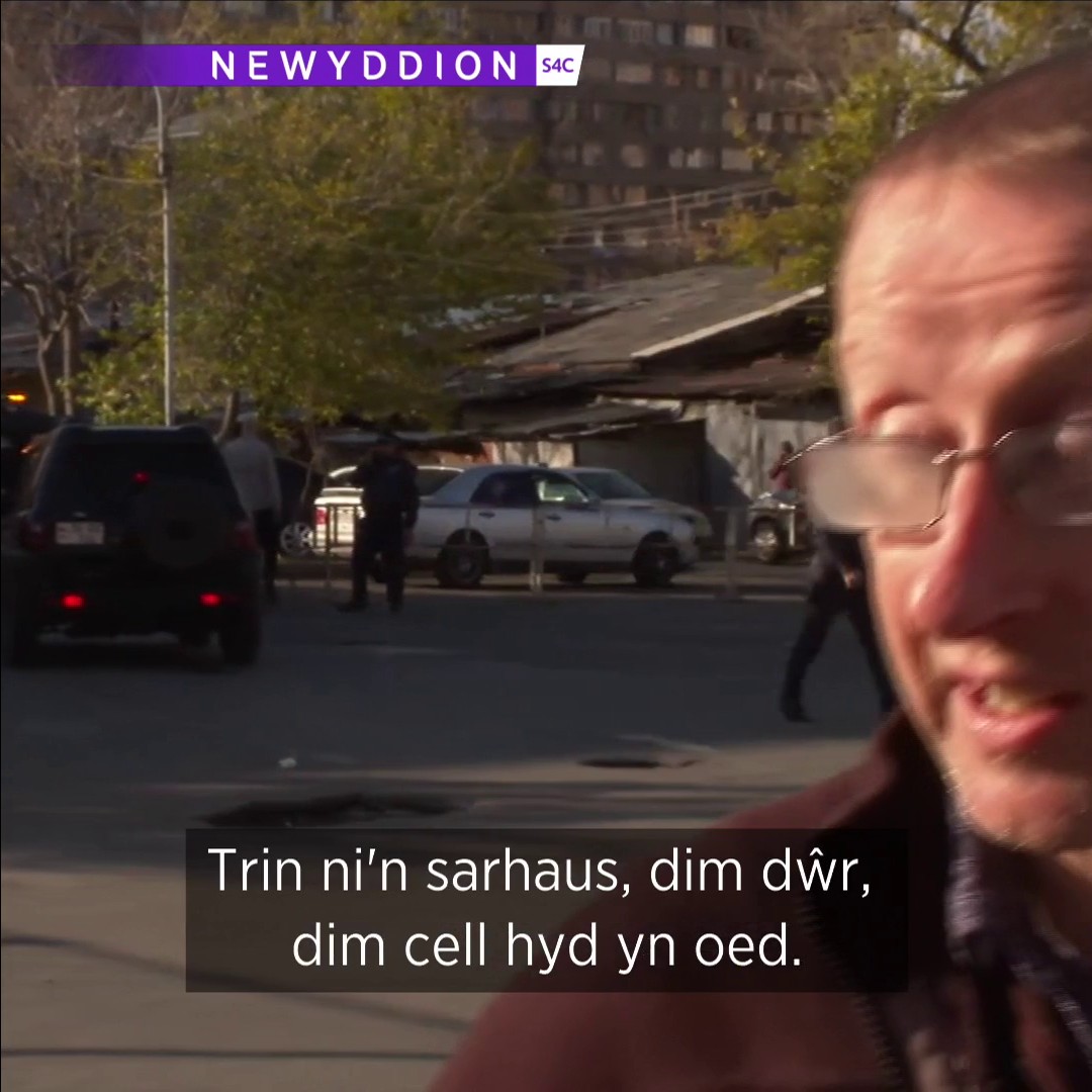 “Trin ni’n sarhaus, dim dŵr, dim cell, dim byd trwy’r nos, dim esboniad pam ein bod wedi cael ein harestio." Cwestiynau wedi i fwy na 30 o gefnogwyr Cymru gael eu harestio yn Armenia cyn y gêm bêl-droed ddydd Sadwrn.