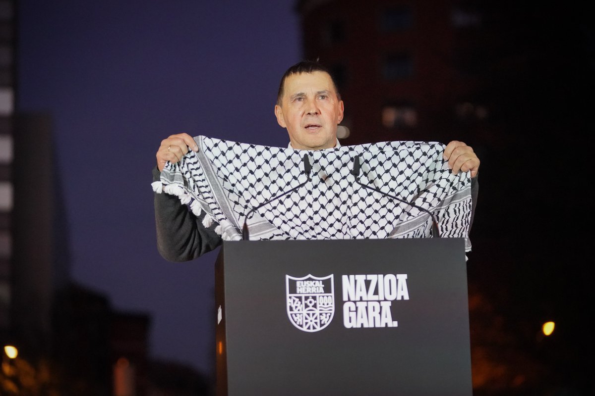 Gora Palestina askatuta! Palestinari elkartasuna helaraziz eta genozidioarekin amaitzeko eskatuz ekin dio Arnaldo Otegi 🔻|k hitzartzeari, duela 19 urte Belodromoan jarritako zapi berarekin. #NazioaGara #FreePalestine 🇵🇸