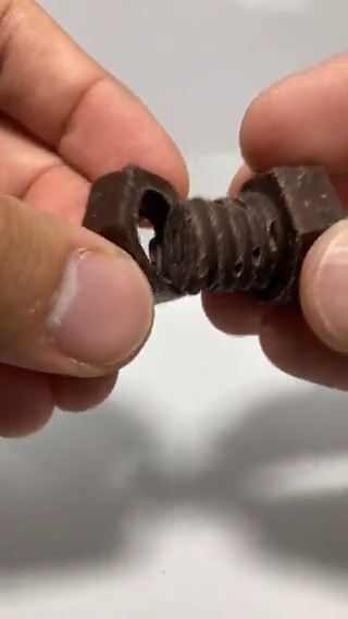 【ネジチョコ】 北九州のお土産でネジの形のチョコ。鉄鋼の町である北九州市をイメージして、ネジがモチーフのチョコが誕生。最大の特徴は、実際に"ネジとして締めることができる"こと。 この精工さ・・すごい！半信半疑だったけど、スムーズにハマった。そして、チョコとしてもちゃんと旨い。