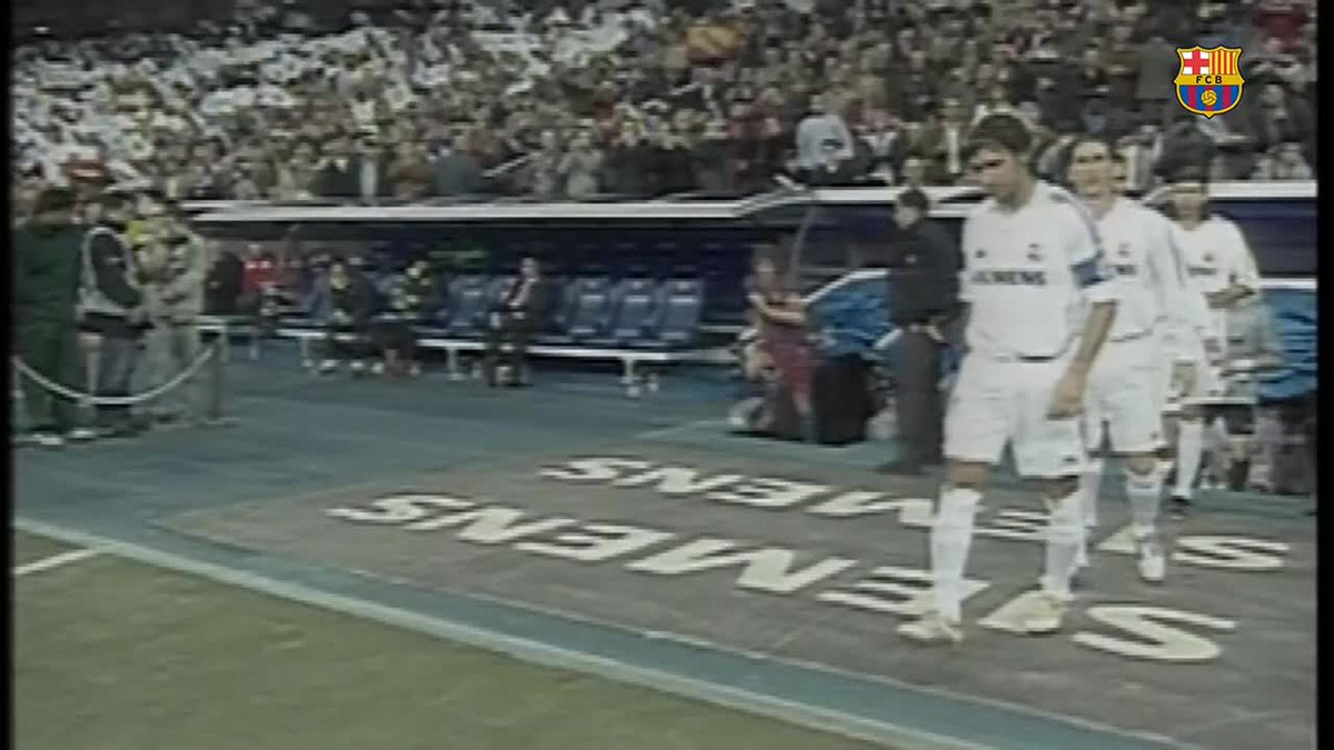 Hoy se cumplen 18 años de esta noche mágica! 🌟😍 0-3 en el Santiago Bernabéu con un doblete estelar de Ronaldinho, ovacionado por la afición local 🇧🇷👏 Te acordabas? 👀
