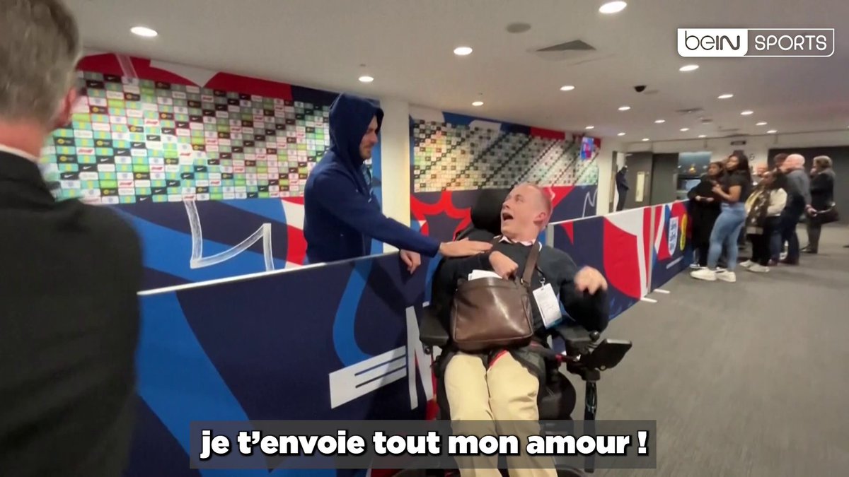 La disponibilité de Jack Grealish qui prend le temps de discuter avec un étudiant en journalisme fan de Manchester United. 🤩 Quel régal ce gars. ☺️ (beIN SPORTS)