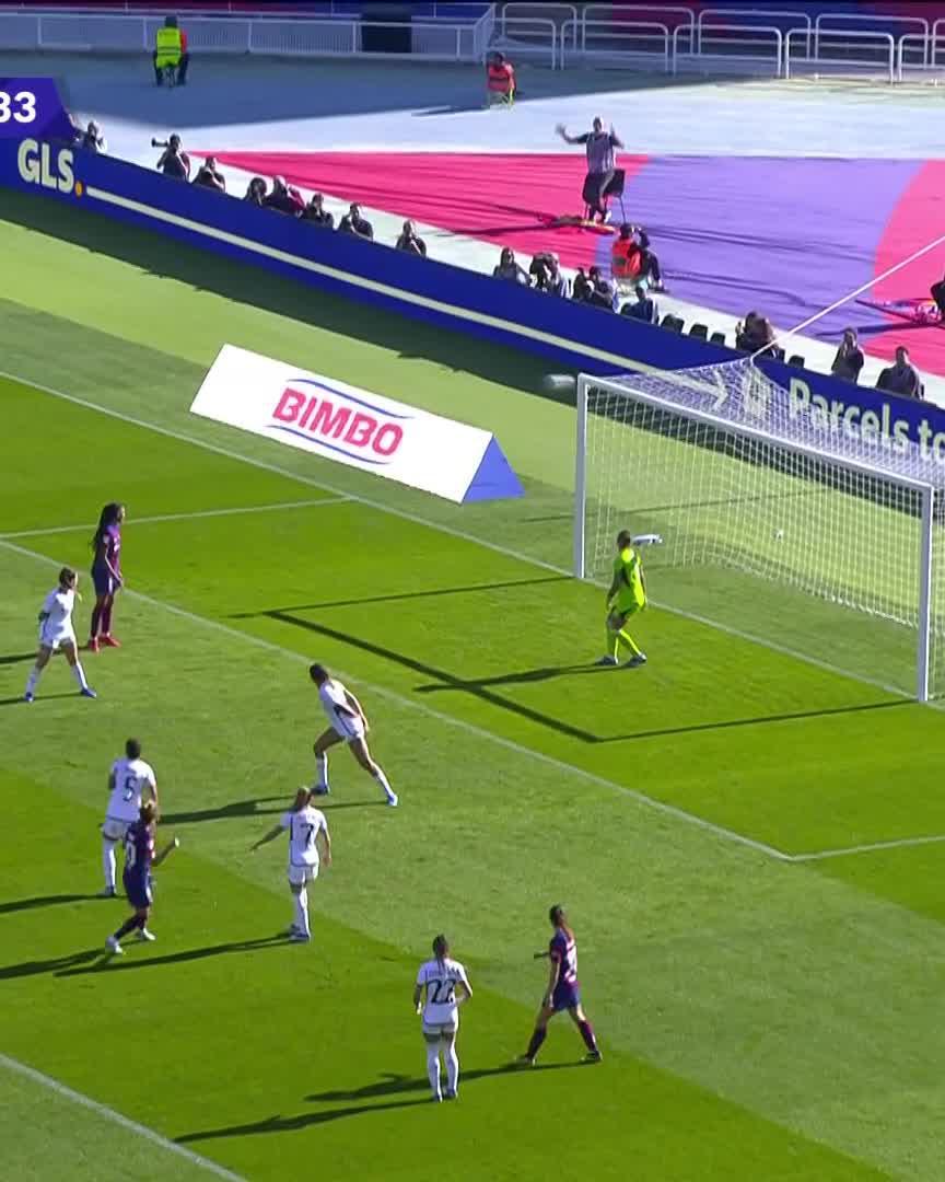 Caroline Graham Hansen es pura excelencia. Zurda de seda. La atacante noruega lidera a un Barça que ya gana 3-0 al descanso.