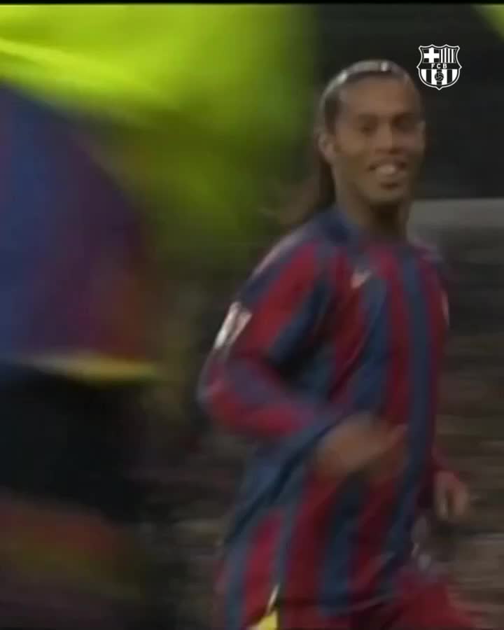 18 yıl önce bugün: Santiago Bernabeu, Ronaldinho'yu alkışlıyor.