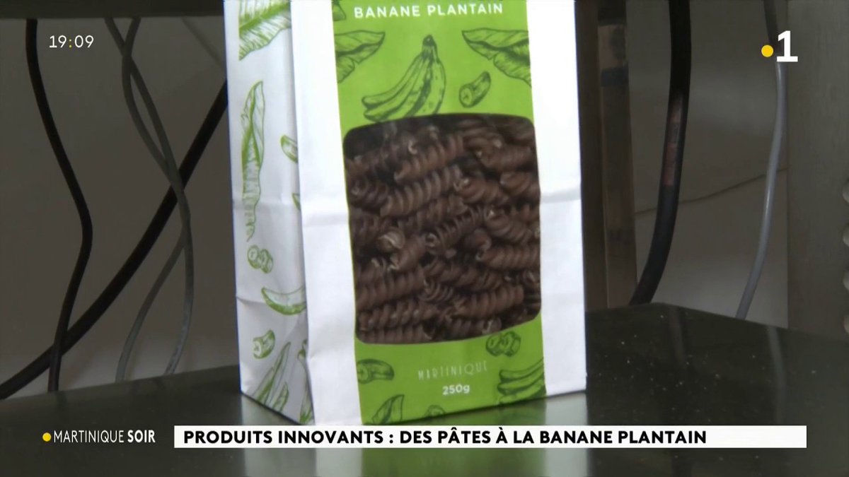 🍌 Comment inciter les enfants à manger plus de fruits et légumes ? Ces Martiniquais ont trouvé une solution : ils ont inventé les pâtes à la banane plantain. Récemment primés, les deux entrepreneurs espèrent développer leur activité. Reportage dans leur atelier 👇