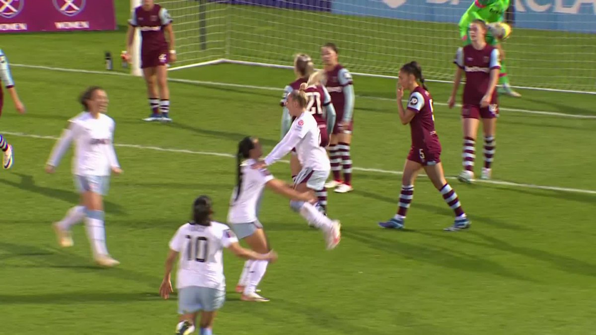 CRUCIAL first Aston Villa goal from Adriana Leon to put her team ahead, leading for the first time this game. She enjoyed that 🤩🍁