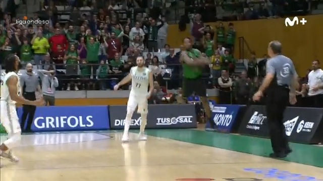 🔊 Sube el volumen y disfruta del ambiente en el Olímpic de Badalona tras el loco triple de 20,98 metros de distancia de Andres Feliz para ganar el partido. Esta permitido verlo en bucle 🔁 #LigaEndesa | #JugamosPorLaInfancia #10 andres feliz #10 | Club Joventut Badalona