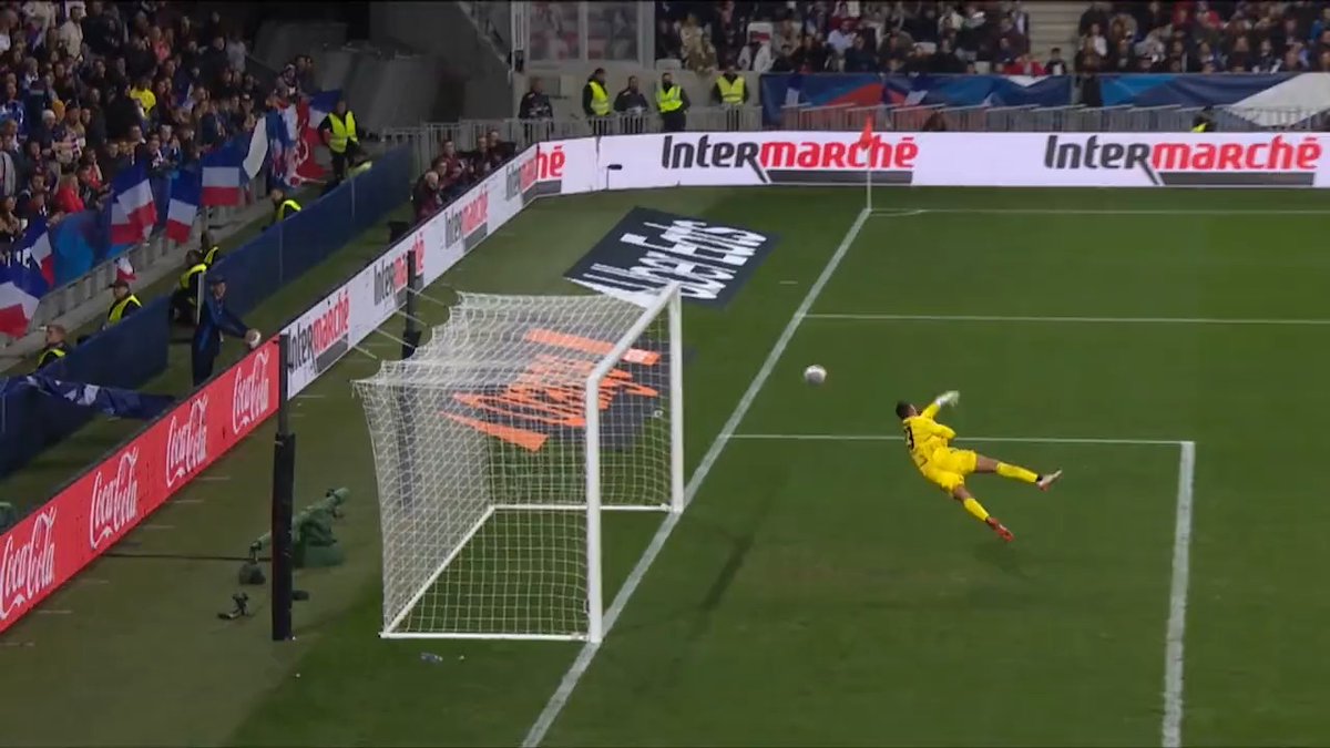 Le lob de près de 40 mètres de Kylian Mbappé hier. 🤯🇫🇷 🎥 Equipe de France ⭐⭐