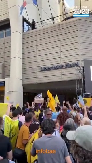 "¡Sí se puede!" el cántico que popularizó Macri se fusiona con Vi-lla-rruel 🎶 en la esquina del Hotel Libertador, el búnker de Milei