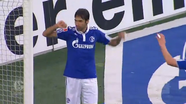 El hat-trick que define a Raúl González. En el primer gol saca una falta y corre a buscar el rebote, en el segundo pesca en el área y en el tercero presiona, roba el balón y define de cuchara, su especialidad. Los tres con la derecha, su pierna 'mala'.