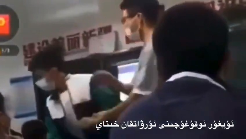 Bu Uygur öğrenci, Çinli öğretmene karşılık verirse anne ve babasını zor duruma sokabileceğini, onların türlü bahanelerle hapse atılabileceğini biliyor. Öğretmen de bunun farkında olduğu için kimseden çekinmiyor. #20KasımDünyaÇocukHaklarıGünü'nde onların haklarını kim savunacak?