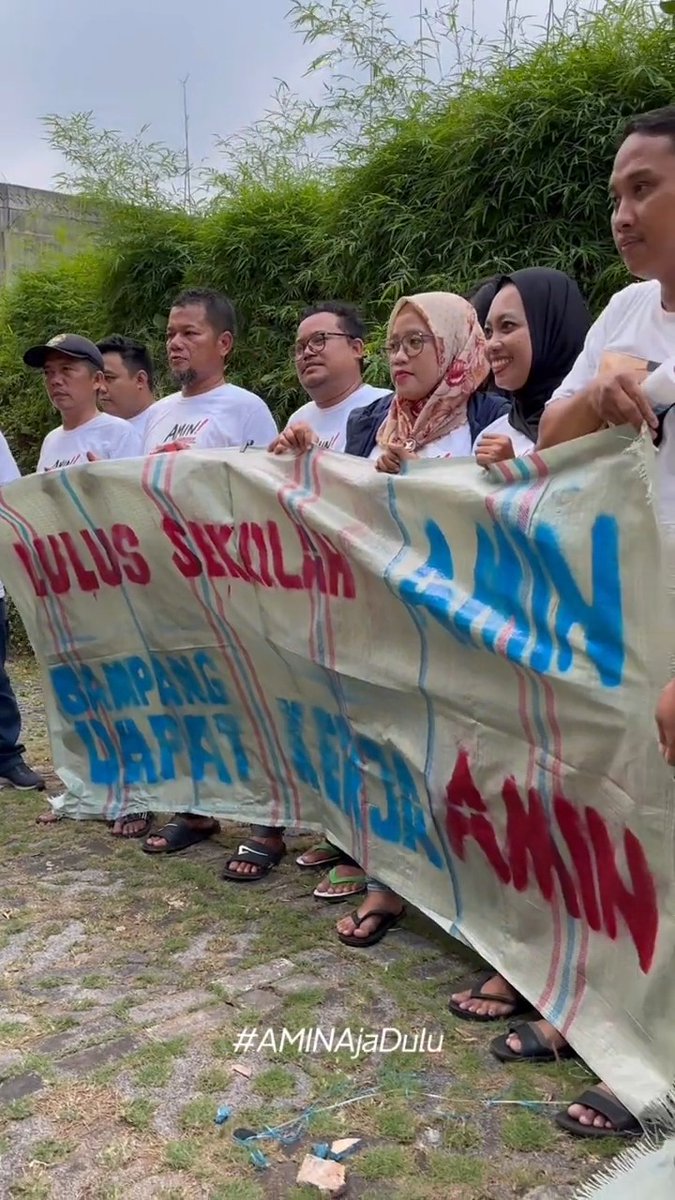 Spanduk Rakyat. Uang bisa datangkan orang, cetak ribuan spanduk, tapi uang tidak bisa beli semangatnya. #AMINAjaDulu