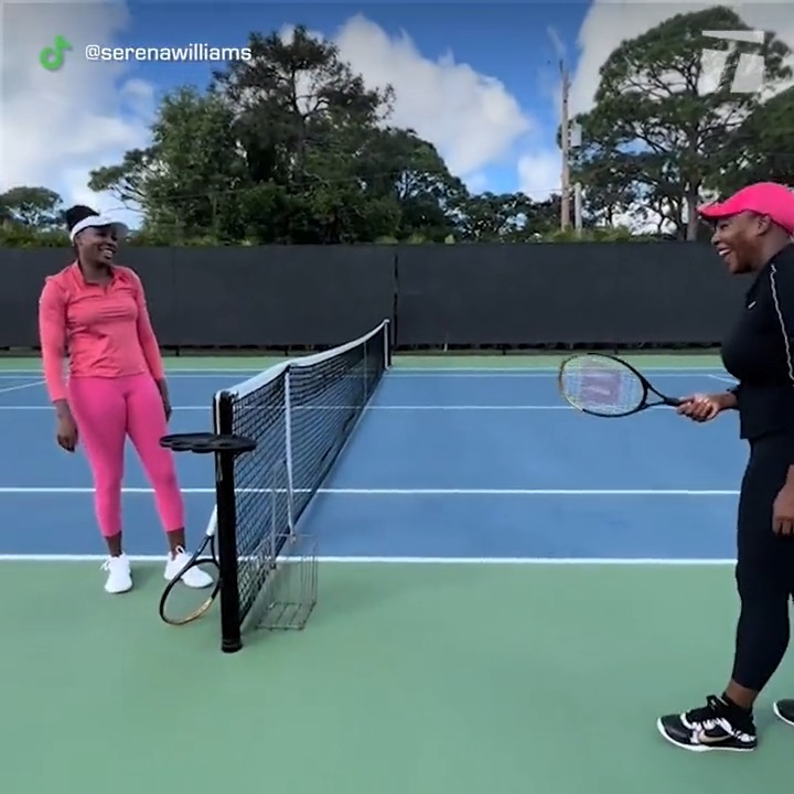 Venus and Serena back on the court 😍