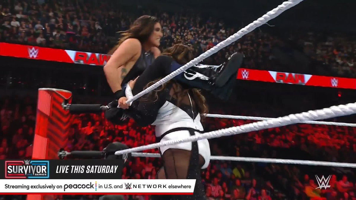 .Raquel looks to overpower Nia Jax on #WWERaw!