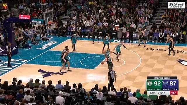 Payton Pritchard got the crowd in Charlotte to get LOUD with this move 🔊