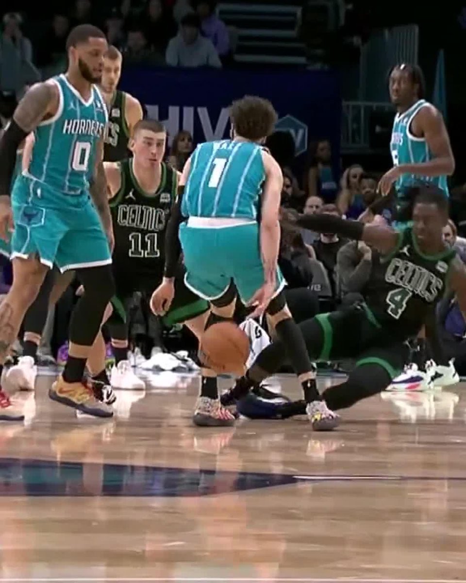 LAMELO BALL DROPS JRUE HOLIDAY 😳