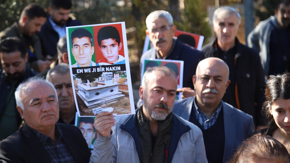 UĞUR KAYMAZ VE BABASI KATLEDİLİŞLERİNİN 19'UNCU YILINDA ANILDI Mêrdin'de 12 yaşında 13 kurşunla katledilen Uğur ve babası Ahmet Kaymaz, ölümlerinin 19'uncu yılında mezarları başında anıldı.