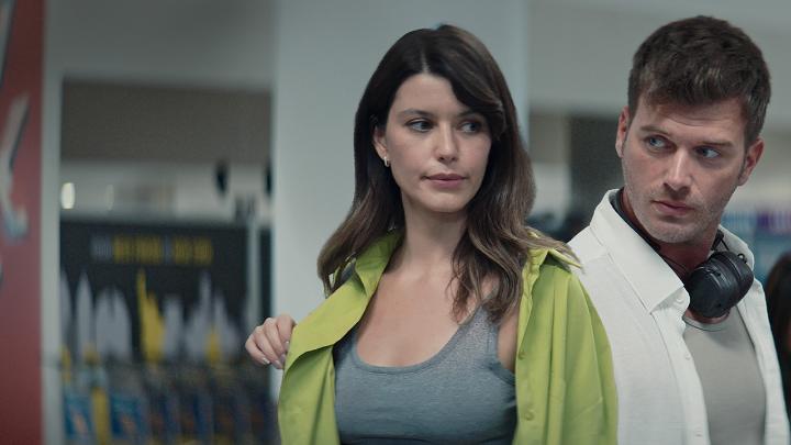 الثنائية الأروع من جديد! كيفانش تاتليتوغ و بيرين سات في فيلم " النداء الأخير الى إسطنبول" يُعرض يوم 24 نوفمبر على نتفليكس.