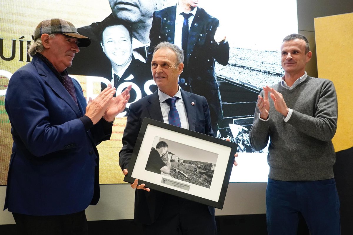 😌 Emotivo homenaje a Joaquín Caparrós por parte del Sevilla Fútbol Club Estas han sido las palabras de agradecimiento de Jon Uriarte e Iribar a uno de los entrenadores más queridos en la familia del Athletic Club 👏🦁 Siempre serás uno de los nuestros, Jokin!