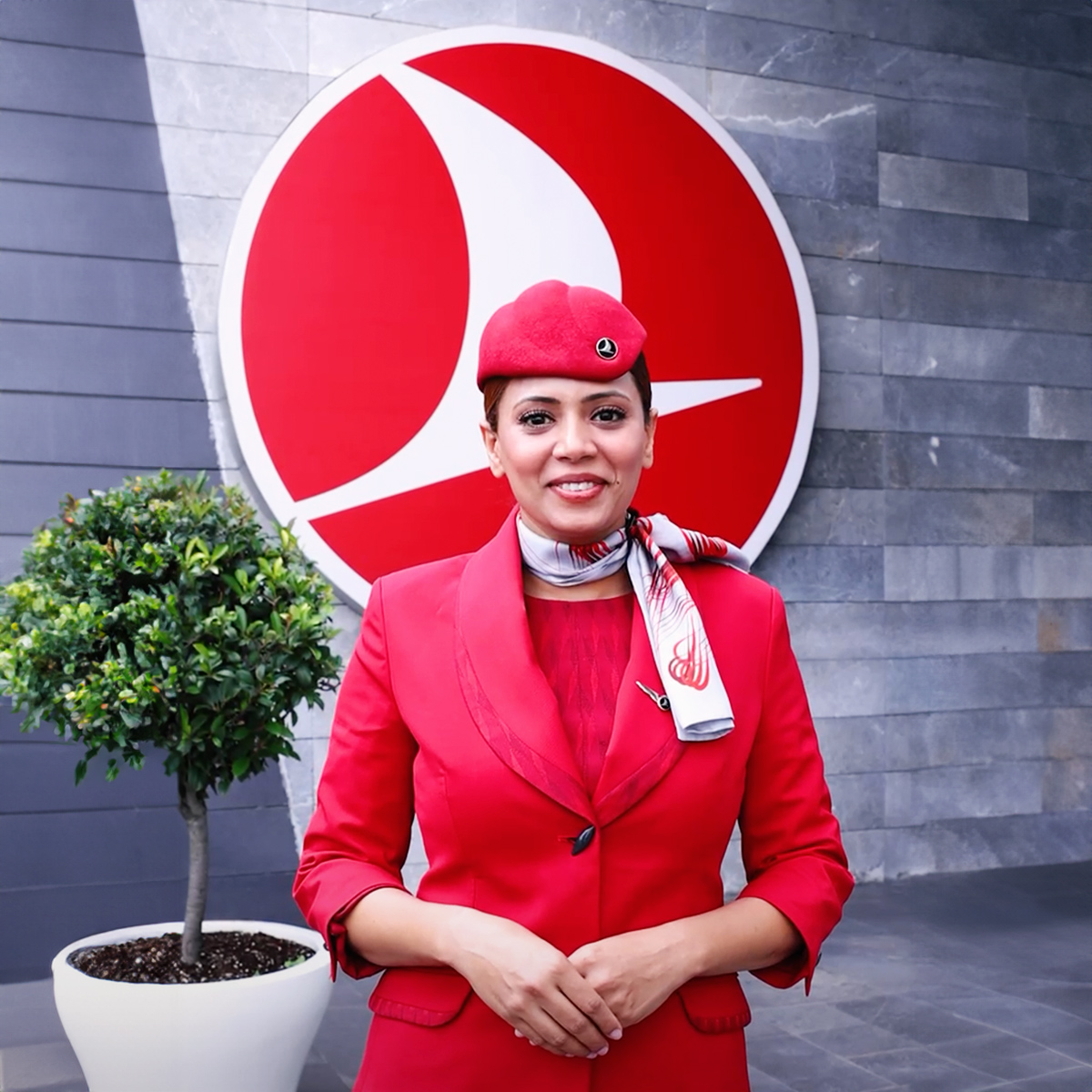 ✈️ Dünyanın en çok ülkesine uçan havayolu olarak, her gün farklı farklı dillerde ve destinasyonlarda merhaba desek de en iyi konuştuğumuz dil tatlı dil. Siz hangi dillerde merhaba demeyi biliyorsunuz? Dünya Merhaba Günü kutlu olsun! #TürkHavaYolları