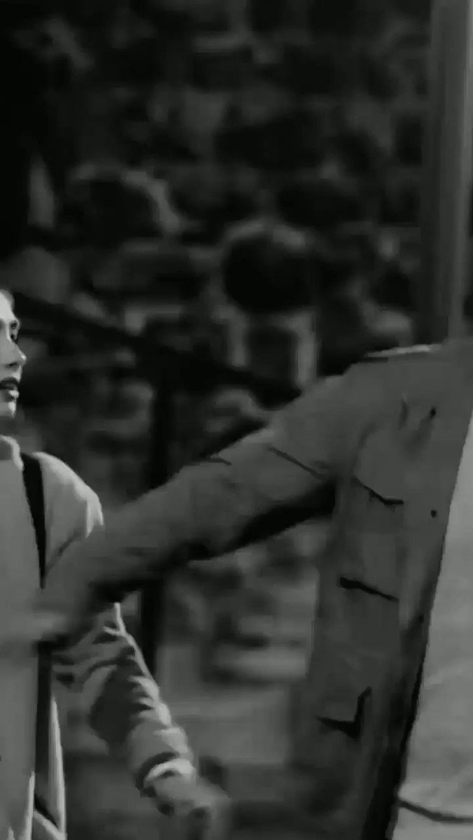 أريد أن أريك عوالم رأسي واحداً تلو الآخر، لتعرفي لمَ أنا هنا، وماذا أفعل؟ ولمَ أراك بهذه الطريقة التي لم تعهديها أبداً من معجبيك، فلست معجباً، أنا مجرد شخص وجد أنك يمكن أن تكوني رفيقاً جيداً في رحلة غامضة وغريبة اسمها الحياة وموقعها العالم