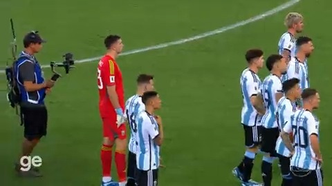 Torcedores entraram em confronto enquanto o hino nacional do Brasil acontecia. Jogadores da Argentina e da seleção brasileira foram até a arquibancada pedir calma para as pessoas ➡️ Acompanhe o tempo real: